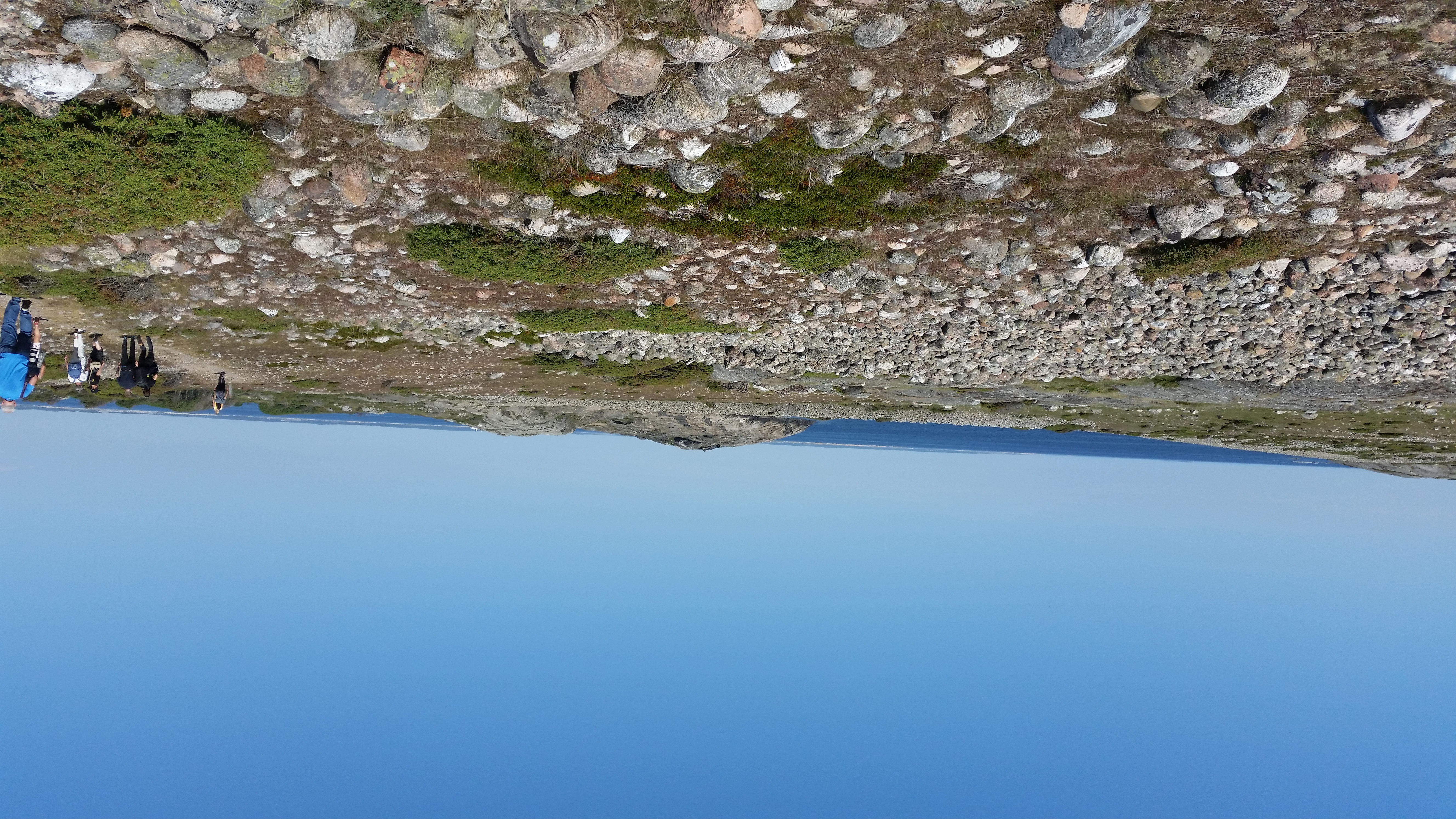 Vy över klapperstensfält med havet i bakgrunden