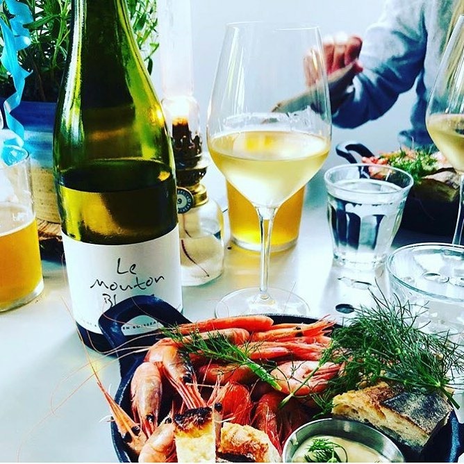 Skaldjursfat med vinglas