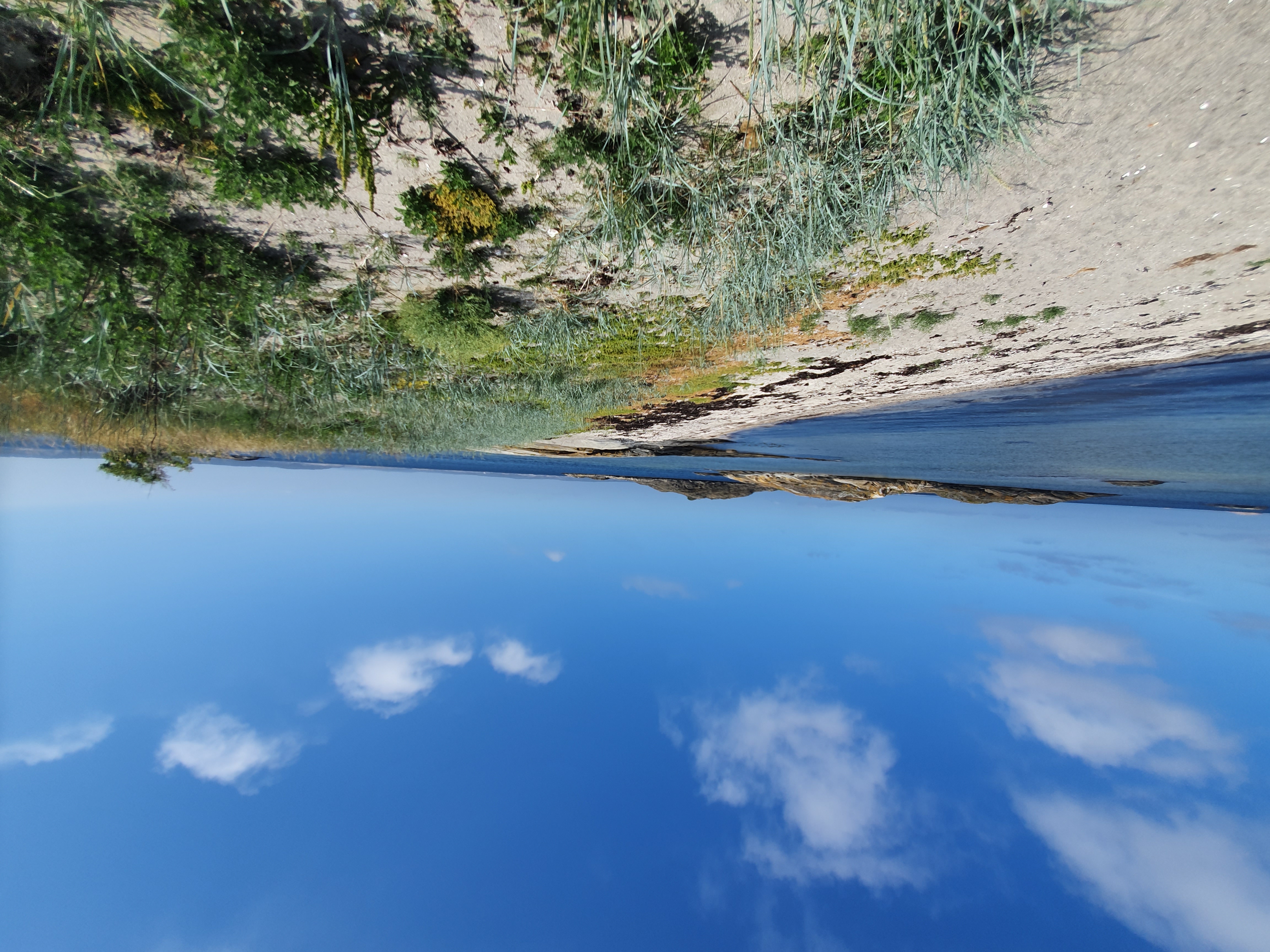 Sandstrand som är perfekt för sommardopp