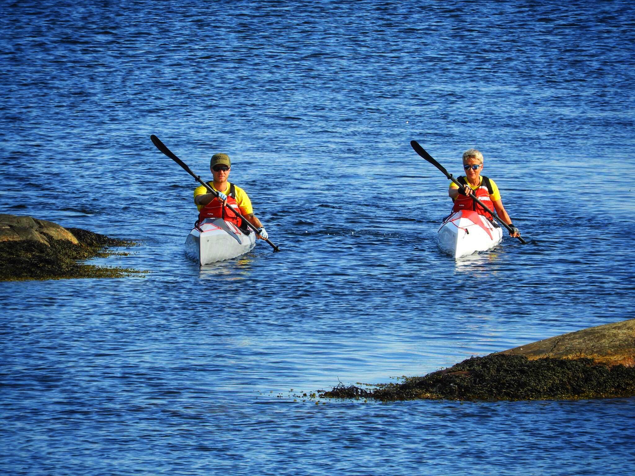Kajakpaddlare i havet